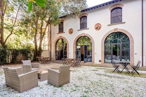 Outdoor dining - Elegance and Relaxation Steps from Florence’s City Center (Firenze)