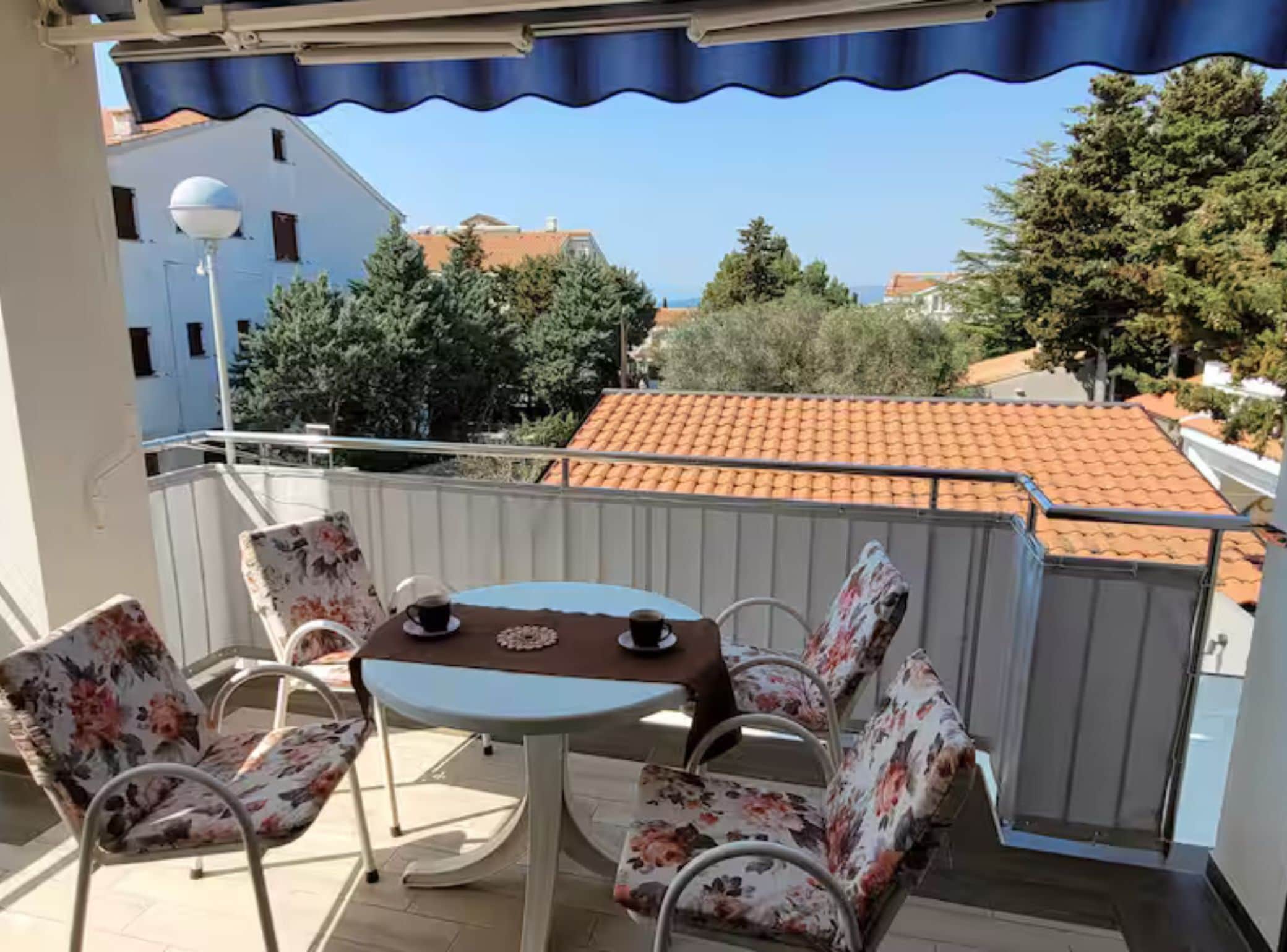 Căn hộ (Two Bedroom Apartment with Terrace) | Hiên