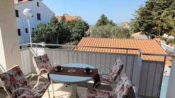 Căn hộ (Two Bedroom Apartment with Terrace) | Hiên