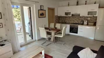 Apartamento (Two Bedroom Apartment with Terrace) | Cozinha privada | Geladeira