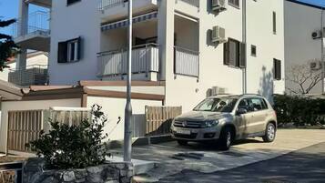 شقة (Two Bedroom Apartment with Terrace) | المنشأة من الخارج