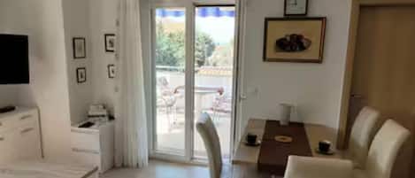 公寓 (Two Bedroom Apartment with Terrace) | 住宿設施服務