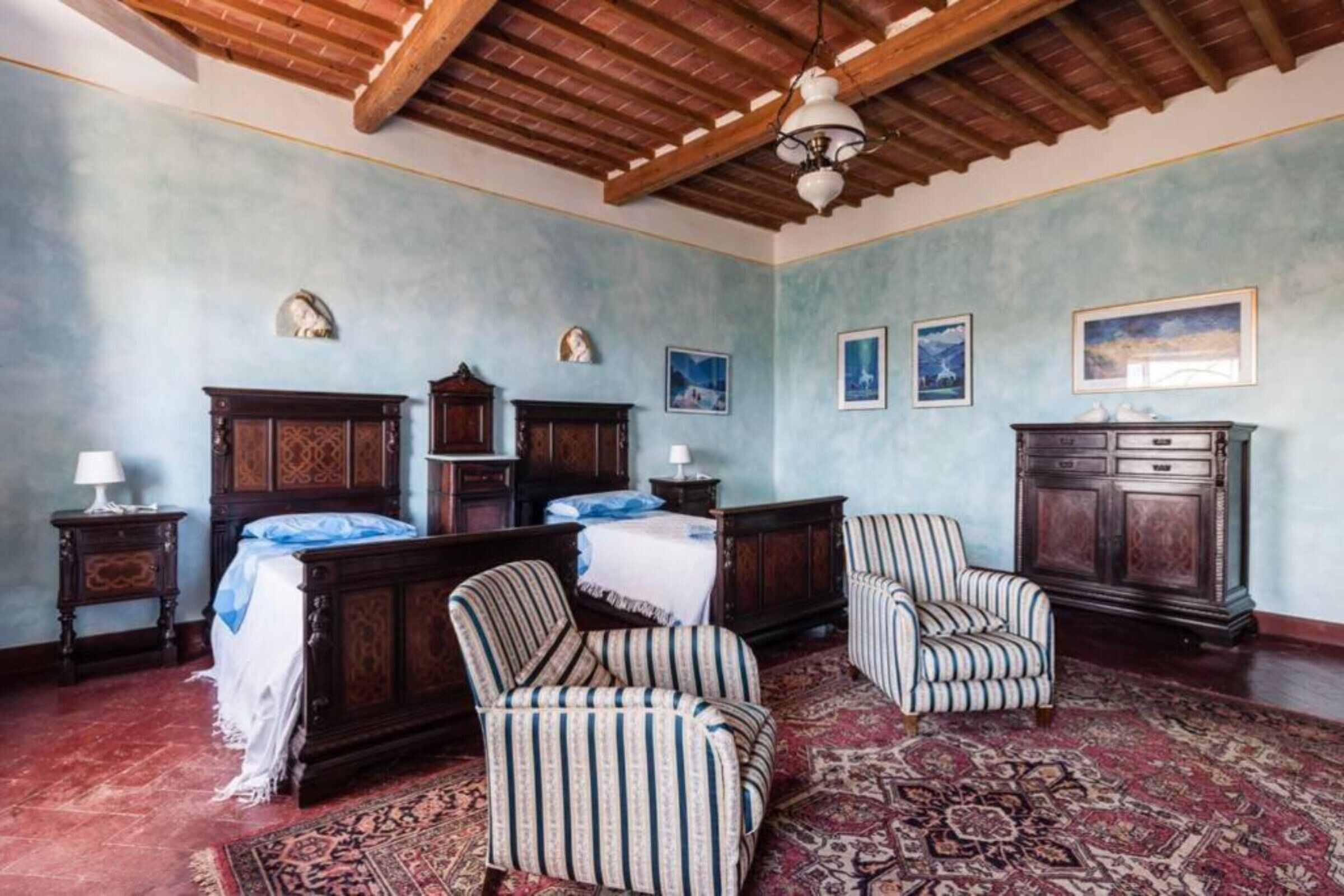 8 bedrooms, iron/ironing board, WiFi, bed sheets