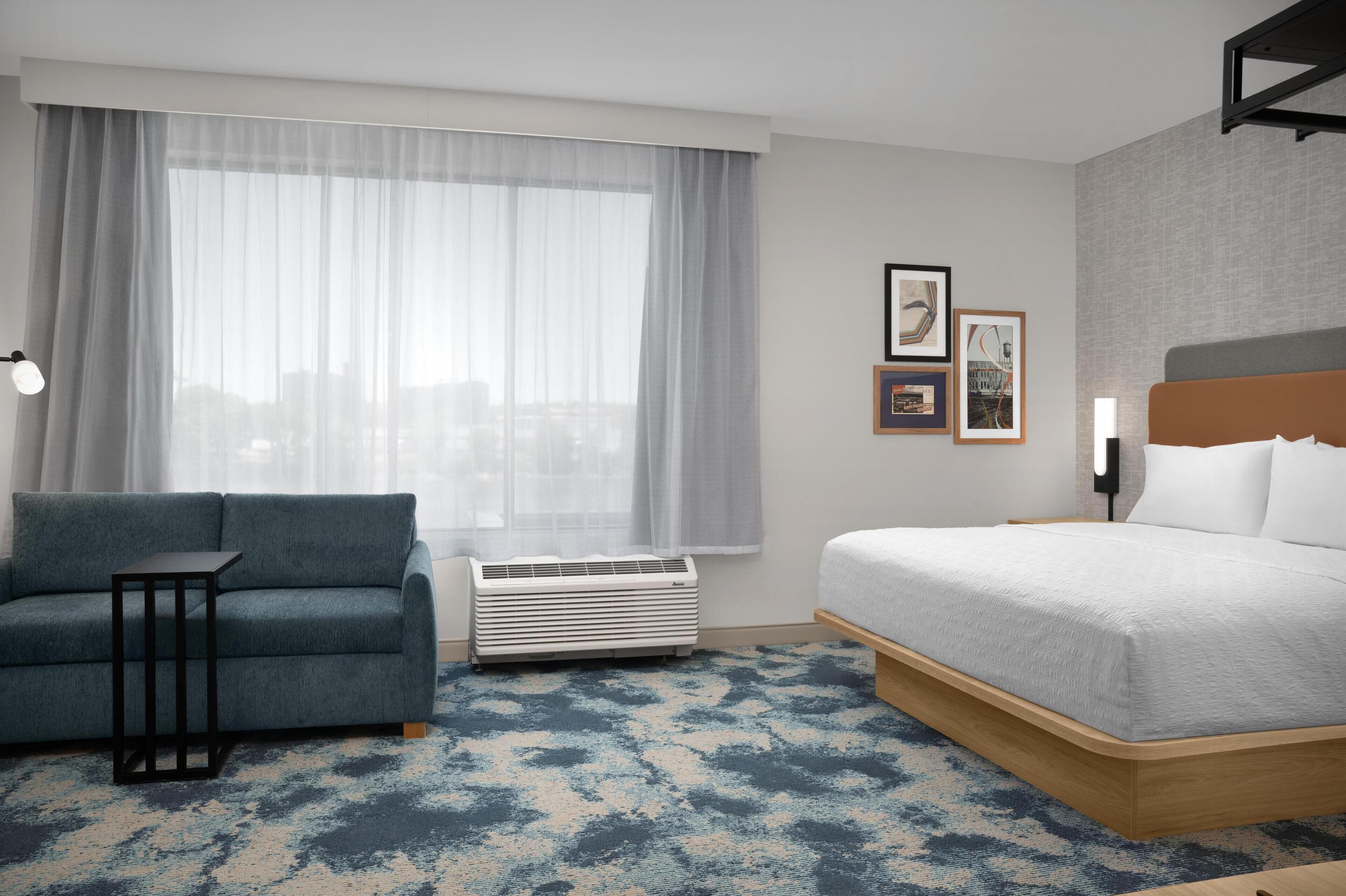 Suite, 1 très grand lit, non-fumeurs (Water View, Microwave/Fridge) | Coin séjour