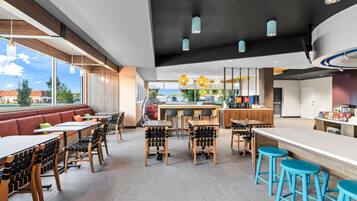 Café da manhã com buffet grátis todos os dias