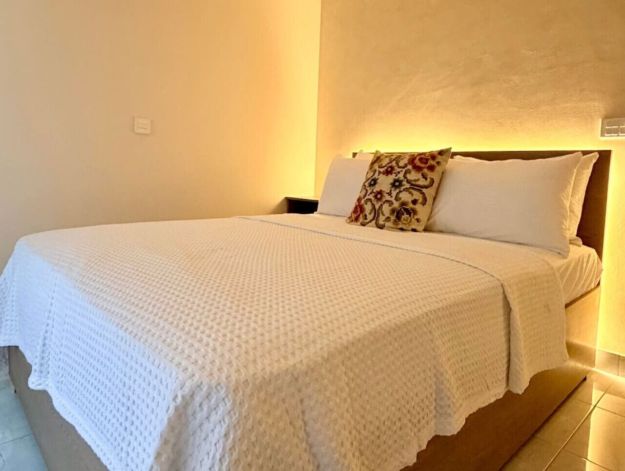 Desk, iron/ironing board, WiFi, bed sheets