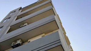 Un edificio a più piani con balconi e condizionatori.