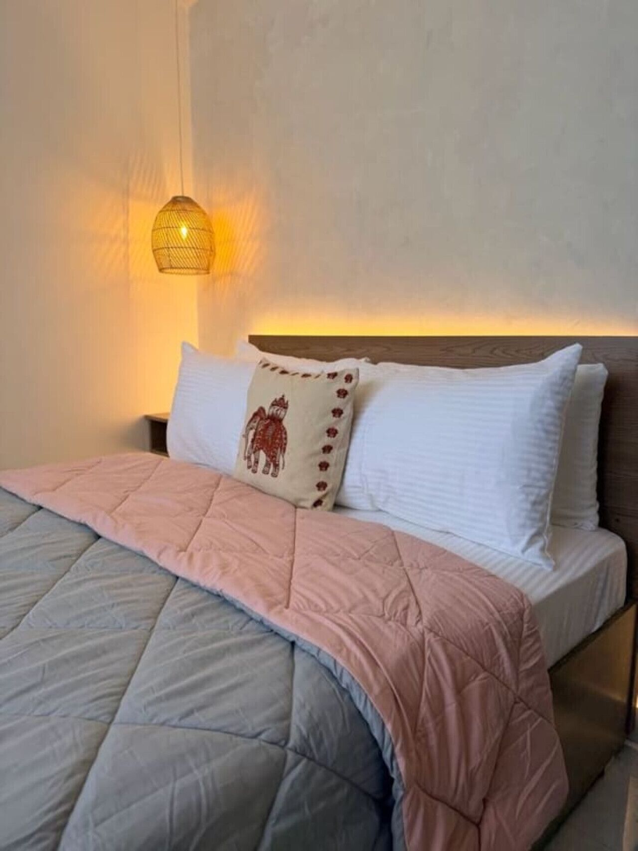 Desk, iron/ironing board, WiFi, bed sheets