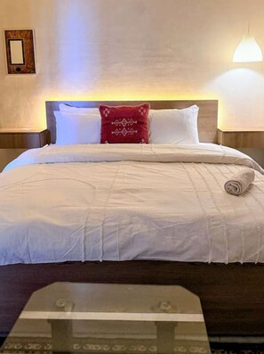 Escritorio, tabla de planchar con plancha, wifi y ropa de cama