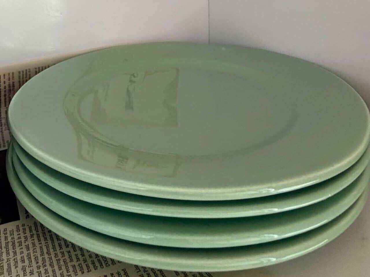 Uma pilha de pratos verdes.