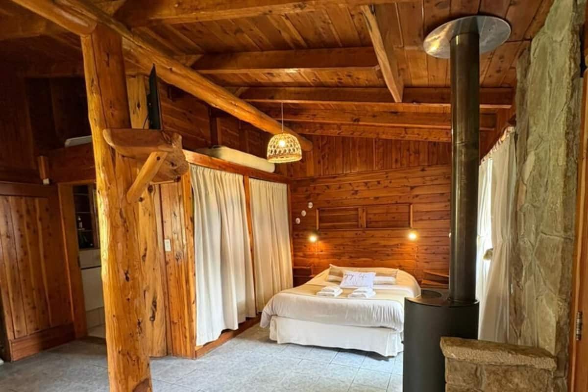 Cabaña estándar, 1 cama Queen size, vista al lago | Wifi gratis y ropa de cama