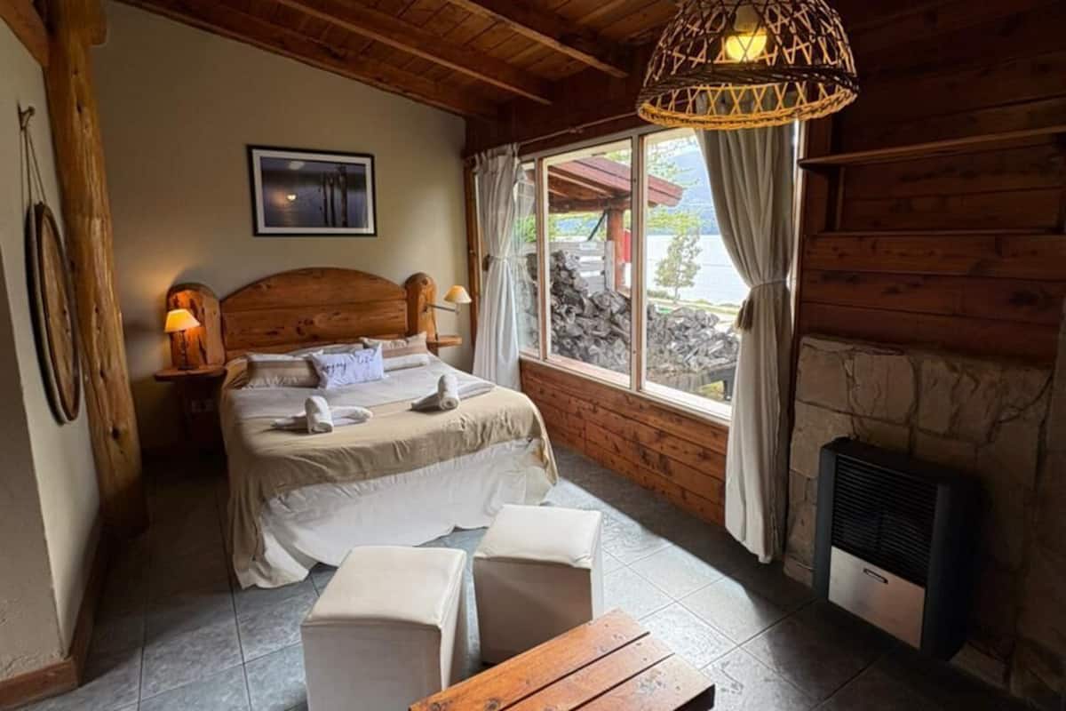 Cabaña básica, 1 cama Queen size, vista al lago | Wifi gratis y ropa de cama