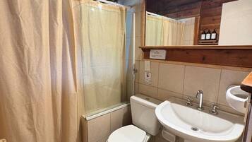Cabin, 2 Bedrooms, Park View | Free WiFi, bed sheets