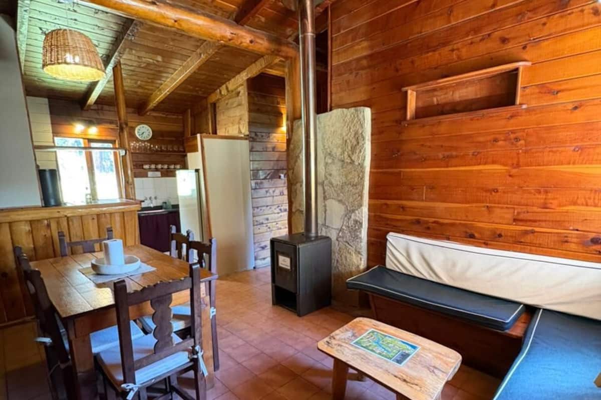 Cabaña familiar, vista al parque | Wifi gratis y ropa de cama