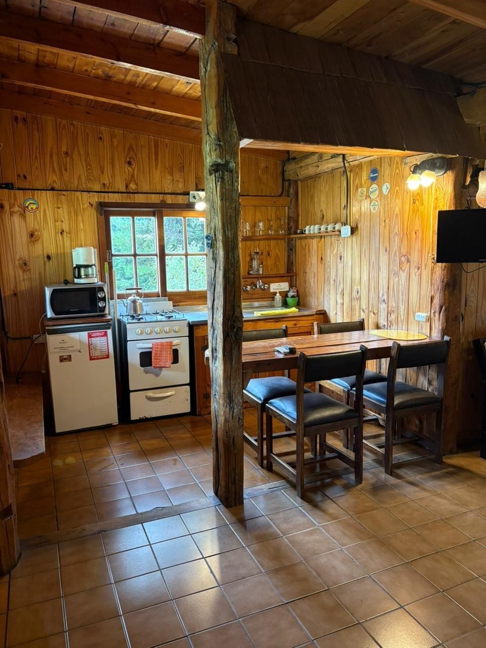 Loft básico | Cocina privada | Microondas, horno y utensilios de cocina 
