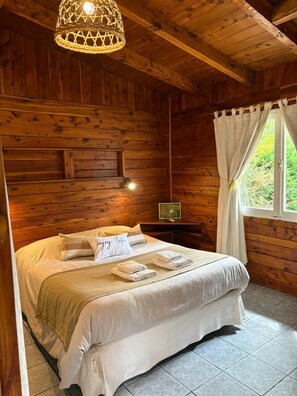 Standard-Ferienhütte, 1 Queen-Bett, Seeblick | Kostenloses WLAN, Bettwäsche
