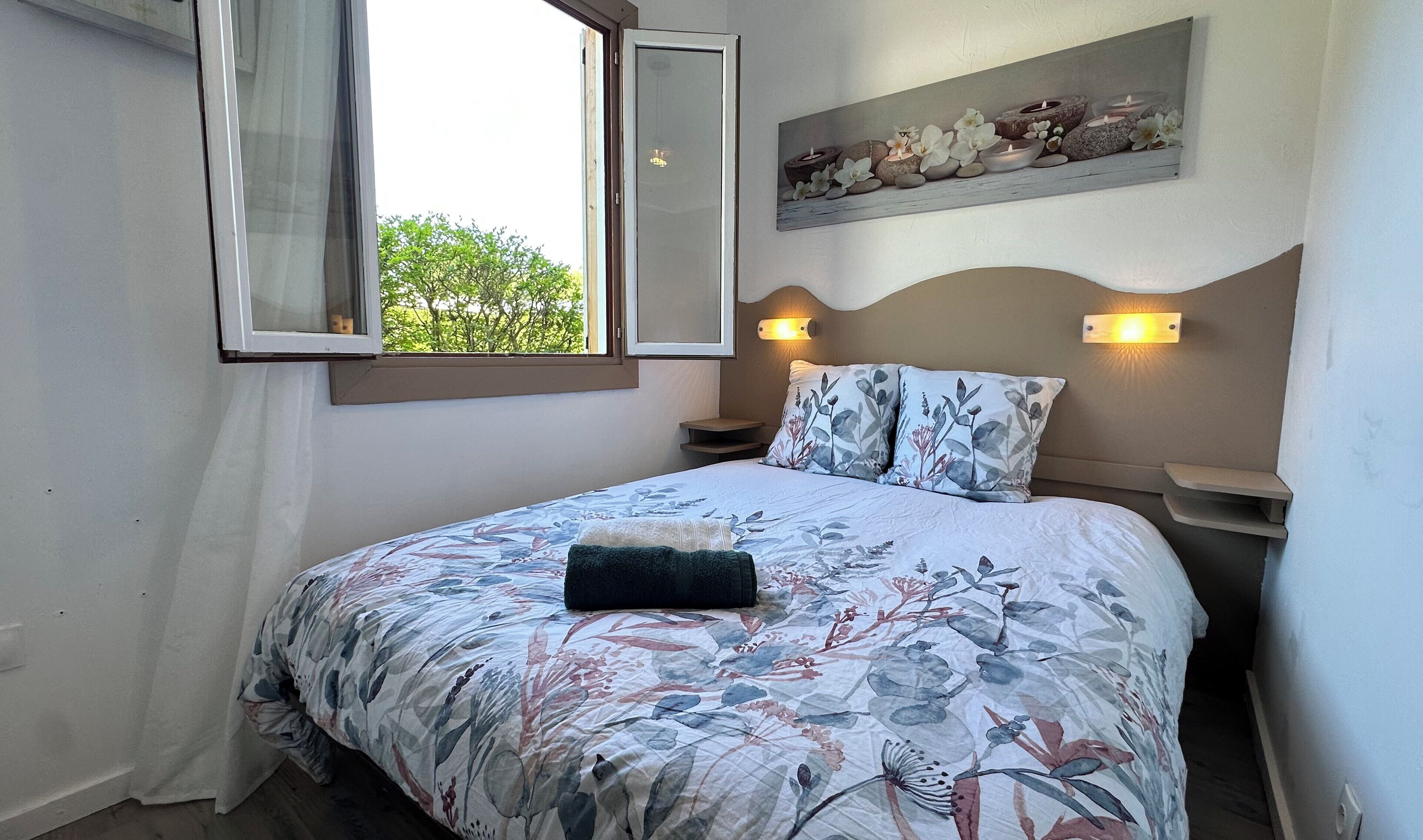 1 bedroom, bed sheets