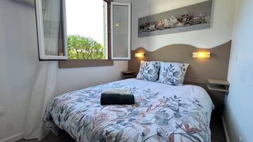 1 bedroom, bed sheets