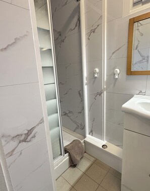 Een douche, handdoeken