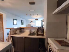 Fridge, microwave, oven, coffee/tea maker - Le Sauze: Bright 60m² Flat near Slopes (Enchastrayes)