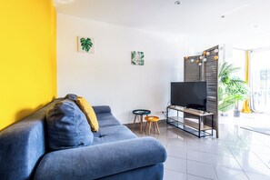 TV - Charming apartment – 7 min to the beach (Mandelieu-la-Napoule)