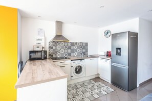 Fridge, microwave, oven, dishwasher - Charming apartment – 7 min to the beach (Mandelieu-la-Napoule)