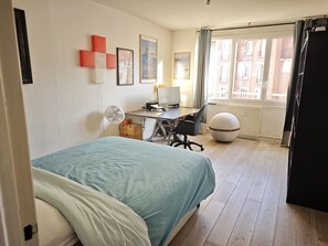 3 habitaciones, tabla de planchar con plancha, wifi y ropa de cama 