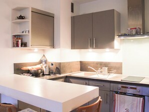 Fridge, oven - Lovely T1 with balcony in Paris (Paris)