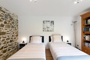 3 slaapkamers, een strijkplank/strijkijzer, beddengoed