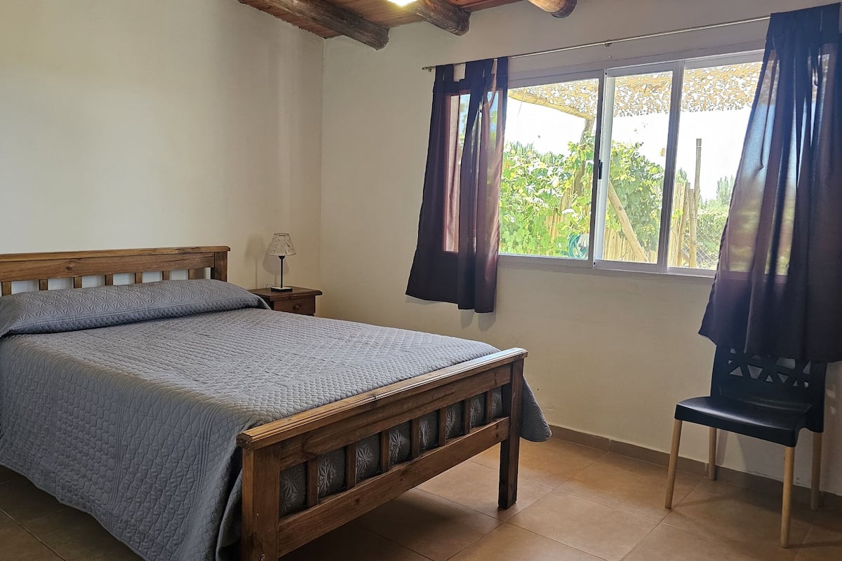 Cottage phong cách cổ điển, quang cảnh vườn nho | Khu vực làm việc phù hợp cho laptop, bàn ủi/dụng cụ ủi quần áo