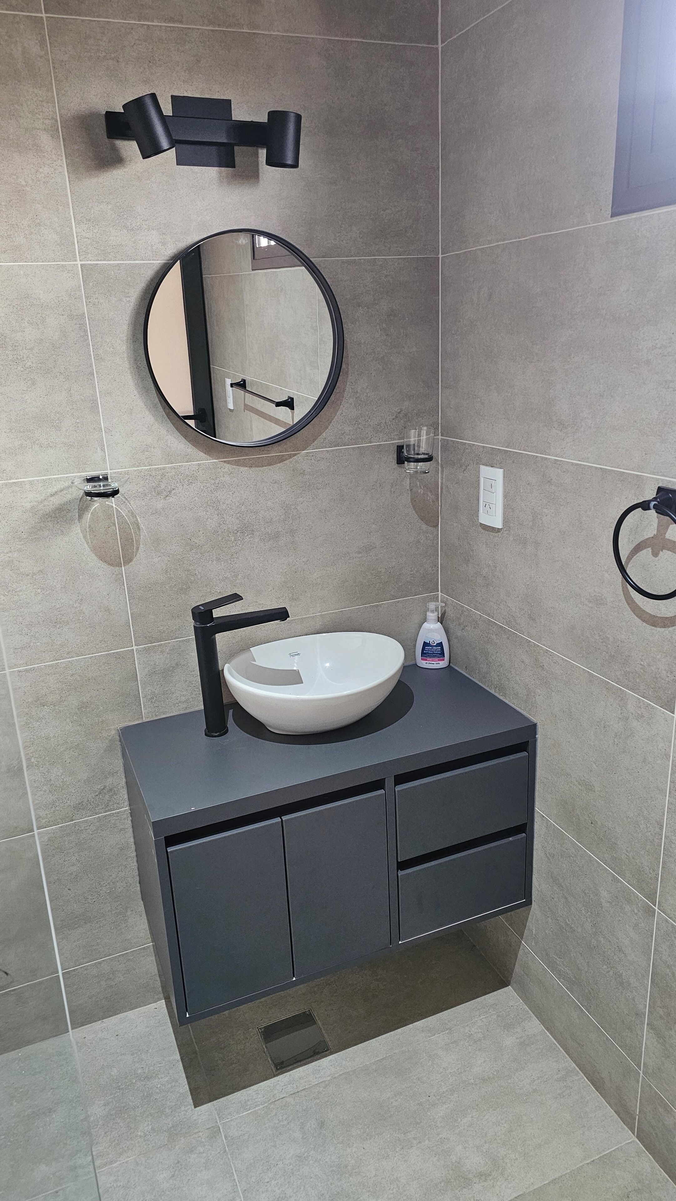 Comfort-Ferienhütte, Balkon, Blick auf den Weinberg | Badezimmer