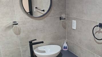 Comfort-Ferienhütte, Balkon, Blick auf den Weinberg | Badezimmer