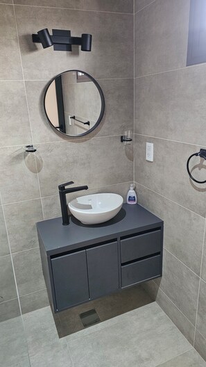 Cabane Confort, balcon, vue vignoble | Salle de bain | Douche, serviettes fournies, papier toilette