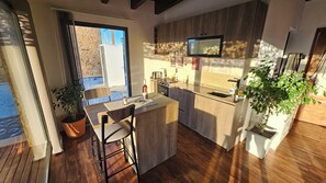 Kabin Comfort, balkon, pemandangan kebun anggur | Dapur pribadi | Lemari es besar, oven, dan peralatan masak/sendok-piring