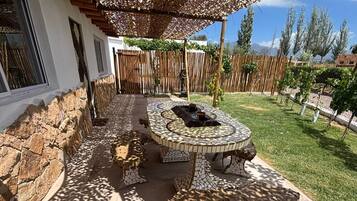 Classic-Ferienhaus, Blick auf den Weinberg | Speisen im Freien