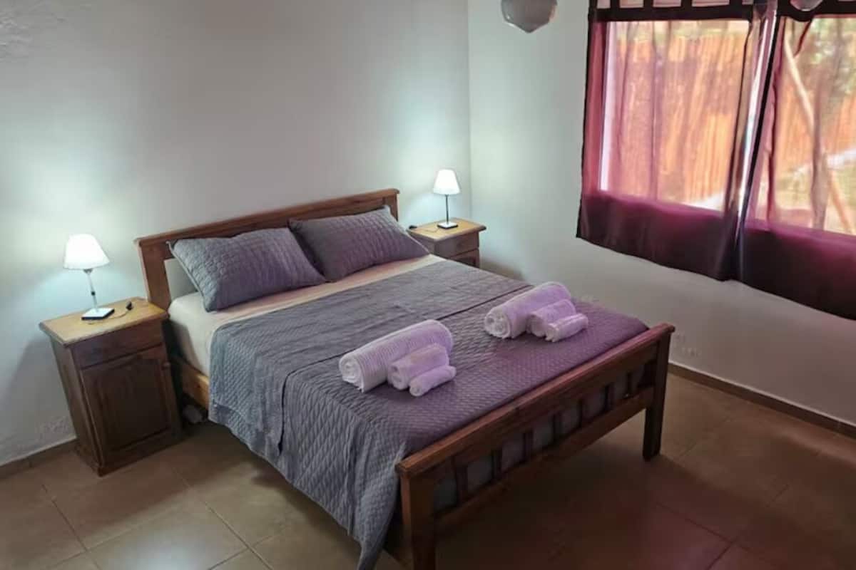 Cottage phong cách cổ điển, quang cảnh vườn nho | Khu vực làm việc phù hợp cho laptop, bàn ủi/dụng cụ ủi quần áo