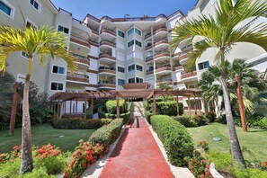 Exterior - 2br elegant, views and beach access (Playa Juan Dolio)