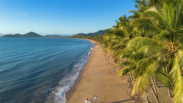 Playa en los alrededores y playa de arena blanca