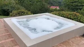 Tina de hidromasaje al aire libre