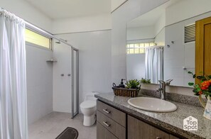 Dusche, Handtücher, Seife, Toilettenpapier