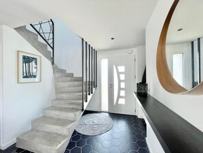 A modern staircase with a glass railing, a round mirror, and a hexagonal patterned floor. - Villa for 6 people with a garden - Cap Coz in Fouesnant (Fouesnant)