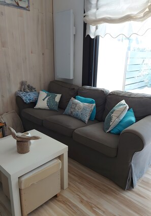 Living area - Holiday Home “Petite Villa by the Sea” with Private Terrace and Garden (Soulac-sur-Mer)