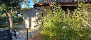 Property grounds - Holiday Home “Petite Villa by the Sea” with Private Terrace and Garden (Soulac-sur-Mer)