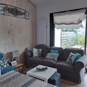 Living area - Holiday Home “Petite Villa by the Sea” with Private Terrace and Garden (Soulac-sur-Mer)