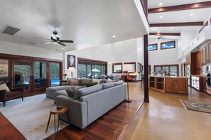 Una televisión, una chimenea, una mesa de tenis de mesa