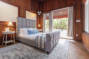 Desk, iron/ironing board, Internet, bed sheets