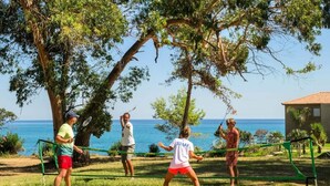 A group of people playing badminton in a park with a view of the sea. - Apartment in Corsica Near Stunning Beach (Linguizzetta)
