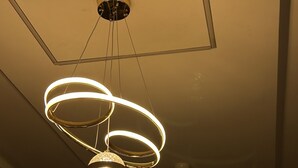 Un techo con un moderno accesorio de iluminación y un ventilador.