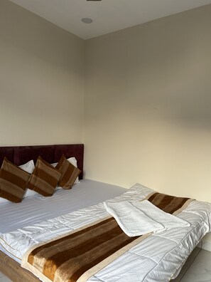 Kahden hengen deluxe-huone (yksi tai kaksi sänkyä), näköala puutarhaan