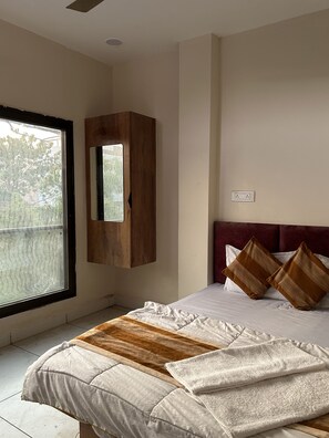 Kahden hengen deluxe-huone (yksi tai kaksi sänkyä), näköala puutarhaan